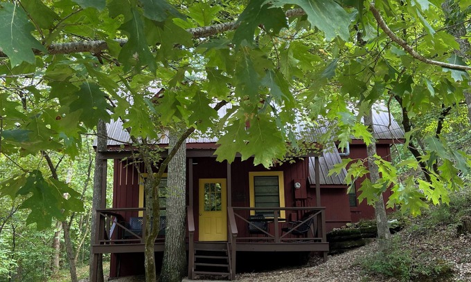 Eureka Springs Cabin | Charming 2 bedroom 2 bath cabin in lovely Eureka Springs