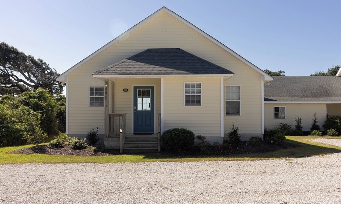 Harkers Island Hotel | Charming 2-bedroom house with AC, WiFi in lovely Harkers Island