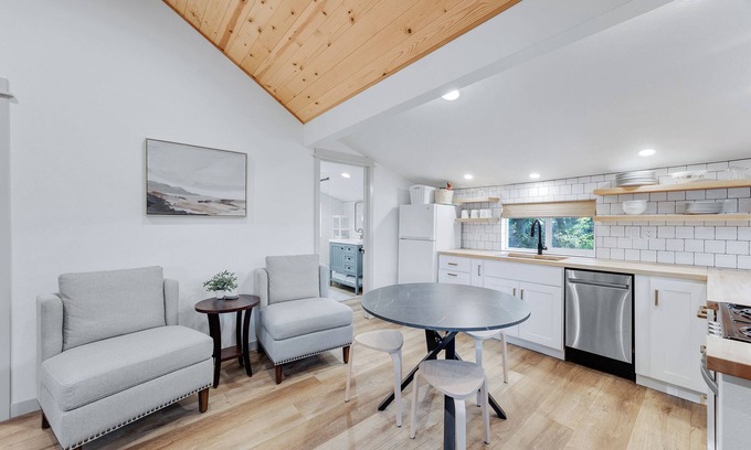 Rockaway Beach Cabin | Charming 2-bedroom cabin in enchanting Rockaway Beach with WiFi