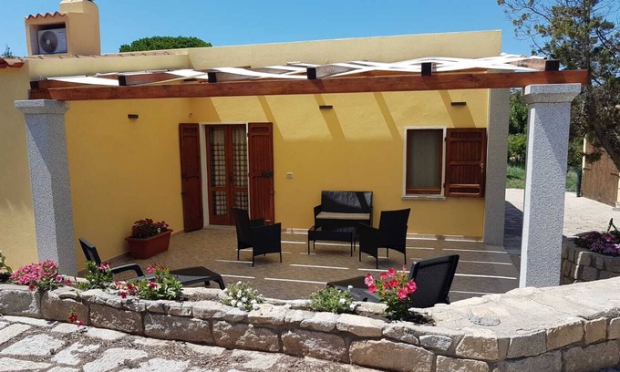 La Maddalena Cottage | Charming 2-bedroom cottage in welcoming La Maddalena with AC, WiFi