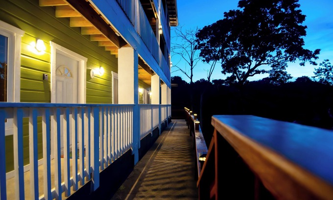 Half Moon Bay Apartment | Charming 2-bedroom, 3 beds apartment, AC, WiFi ,free parking in lovely West End