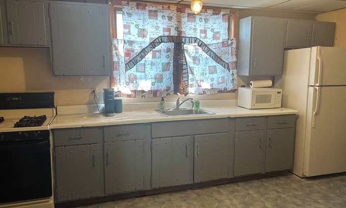 North Cambridge Apartment | Charming 2-bedroom apartment in Cambridge with AC near Harvard Tufts porter sq
