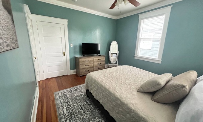 Midtown Apartment | Charming 2-bedroom apartment in Savannah with AC, WiFi