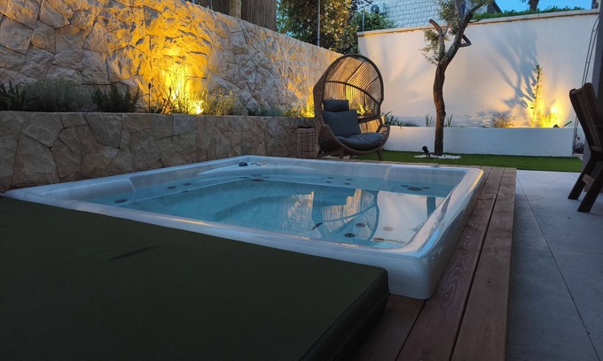 Njivice Apartment | Charming 2-bedroom apartment with garden And jacuzzi