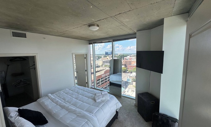 Downtown Apartment | Charming 2-bedroom apartment in delightful Raleigh with AC, fitness room