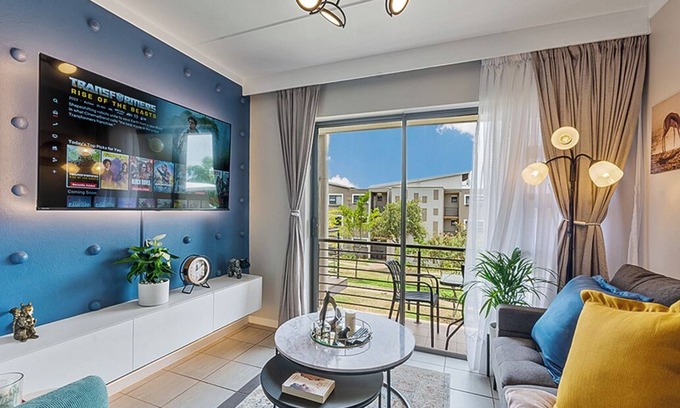 Greater Johannesburg Metropolitan Area Apartment | Charming 2-bedroom apartment in Dainfern Square, Fourways next to shops