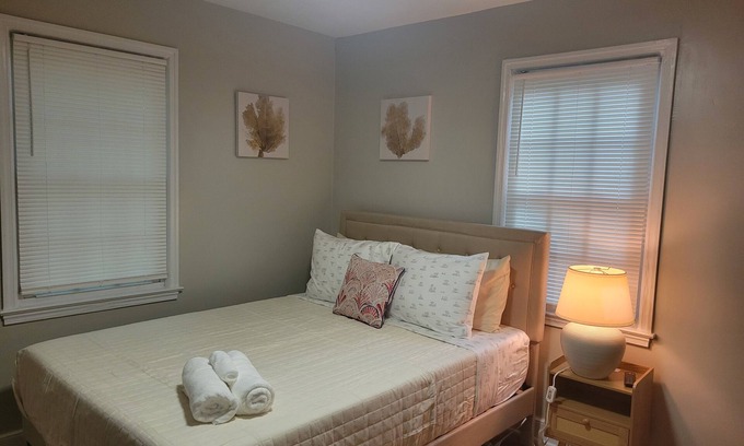 Greensboro House | Charming 2-bedroom bungalow in lovely Greensboro 4min walk to Collisuem