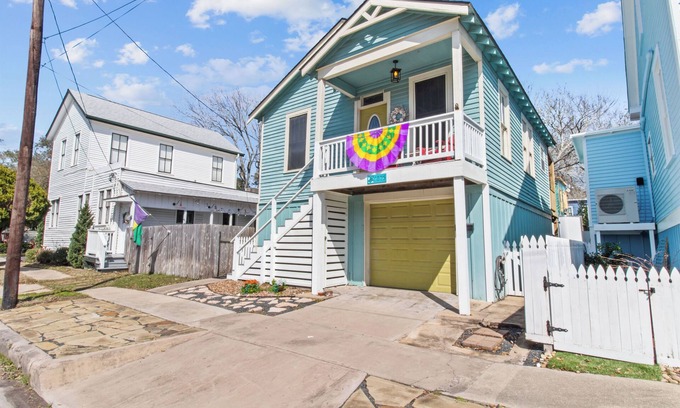 San Jacinto Cottage | Charming 2-bedroom cottage in beautiful Galveston with AC, WiFi