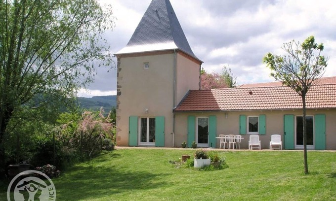 Lentigny Cottage | Charming 2-Bedroom Cottage with Private Garden and Modern Amenities in Peaceful Setting
