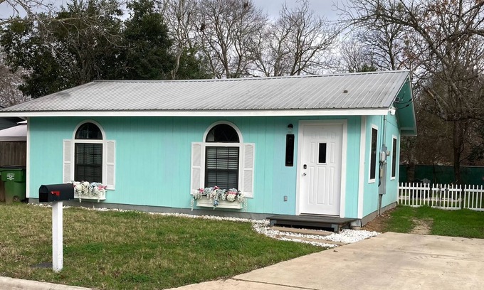 Lockhart Cottage | Charming 2-bedroom cottage in Lockhart with WiFi and AC