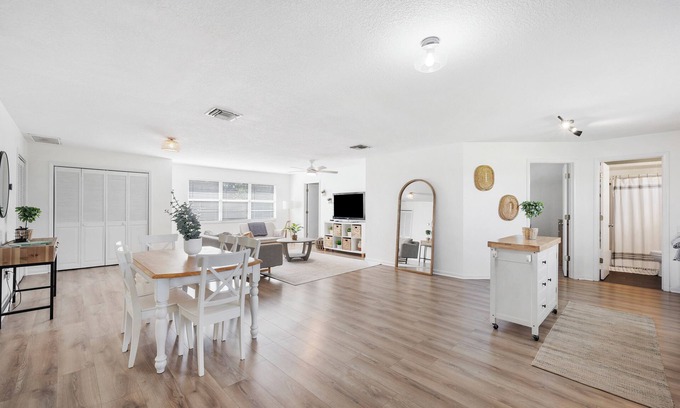 Lakeland Cottage | Charming 2-bedroom Guest House with WiFi and AC in Central Lakeland