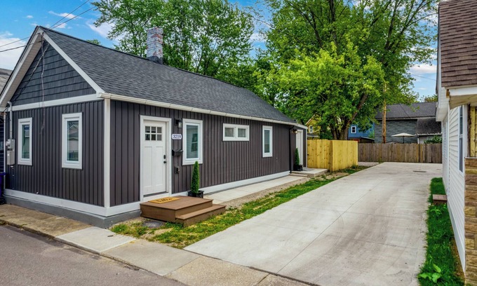 Ohio City House | Charming 2-bedroom house in enchanting Cleveland with AC, WiFi 3219