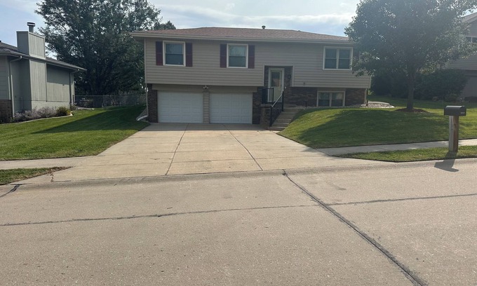 Papillion House | Charming 2-bedroom house in peaceful Papillion with AC