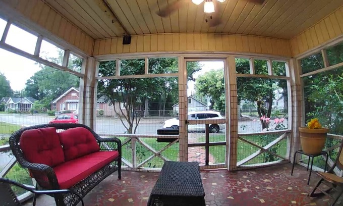 Columbia House | Charming 2-bedroom house with AC, WiFi in Columbia