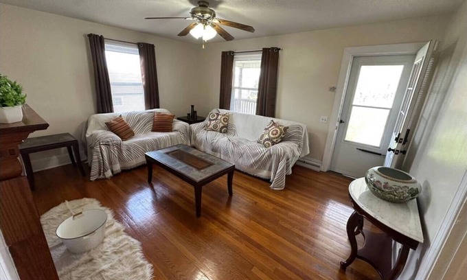 Martinsville House | Charming 2-bedroom House in charming Ridgeway/Martinsville