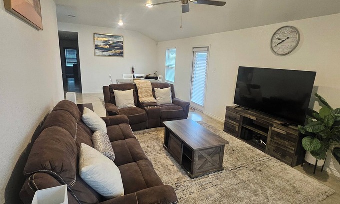 Killeen House | Charming 2-bedroom house with WiFi, AC in Central Killeen and Harker Heights