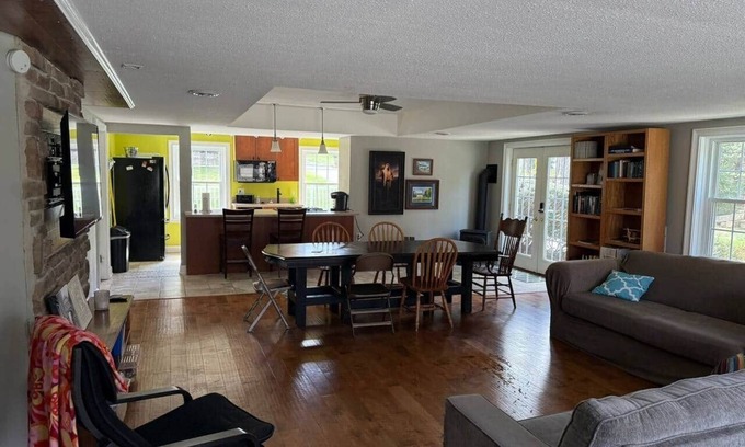 Willoughby Hills Apartment | Charming 2-bedroom Kirtland apartment - Walk to Kirtland Temple
