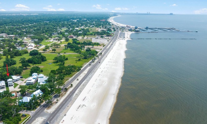 Shoreline Park House | Charming 2-bedroom house in Bay St. Louis with WiFi and AC