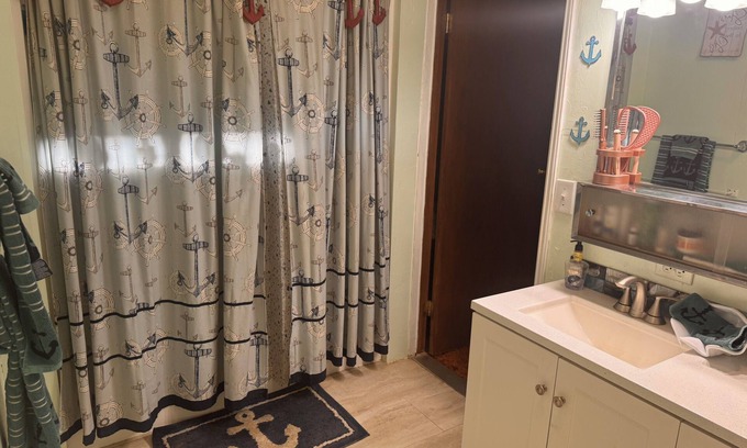 Eagle Point Bed & Breakfast | Charming 2-bedroom bed & breakfast in Eagle Point with AC, WiFi