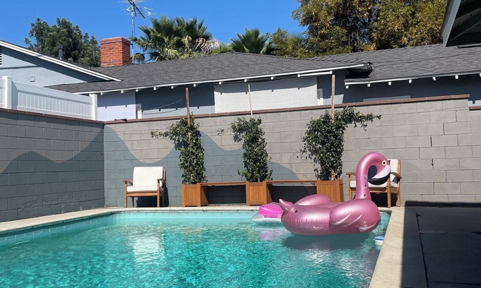 Van Nuys House | Charming 2-bedroom house, great for entertaining!