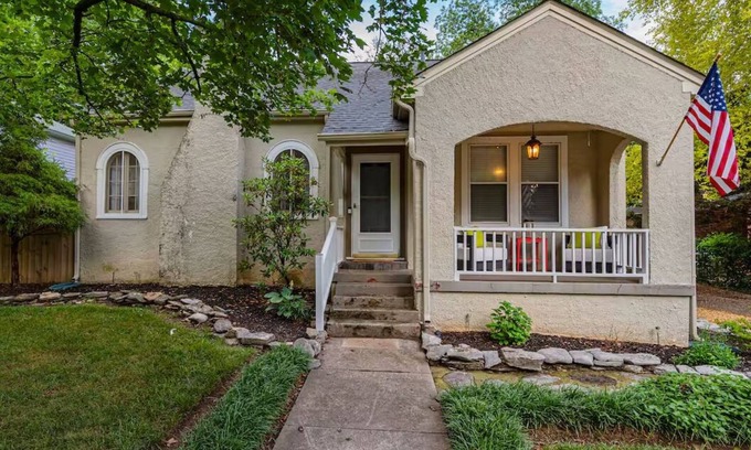 Murfreesboro House | Charming 2-bedroom house in lovely Downtown Murfreesboro Cottage with WiFi, AC