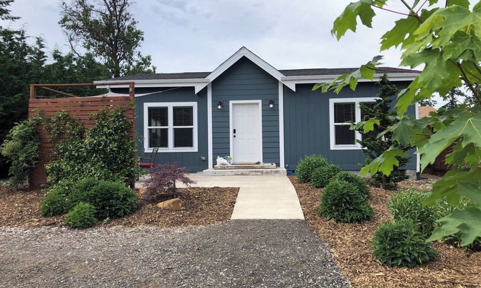 Marylhurst House | Charming 2-bedroom house in lovely Oregon City with AC, WiFi