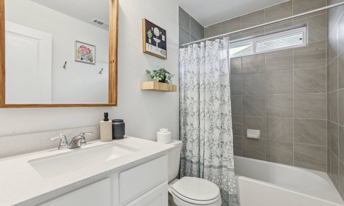 Pflugerville House | Charming 2 Bedroom - Walking distance to Lake Pflugerville. Serene Views