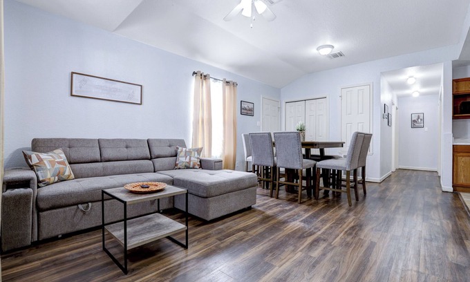 North San Antonio - SAT Apartment | Charming 2-bedroom apartment with WiFi and AC in delightful San Antonio