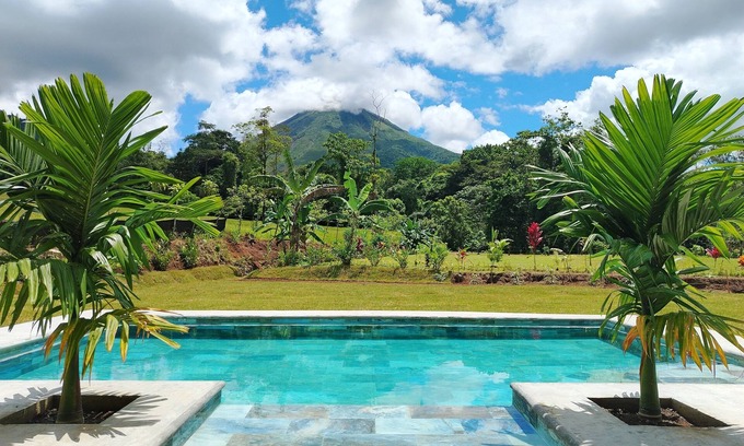 La Fortuna Villa | Charming 2-bedroom villa in La Fortuna with AC, WiFi, pool and volcano view