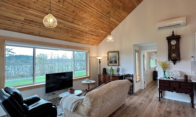 Oak Harbor House | Charming 2 beds and 2 baths beach house adjoining to deception pass park
