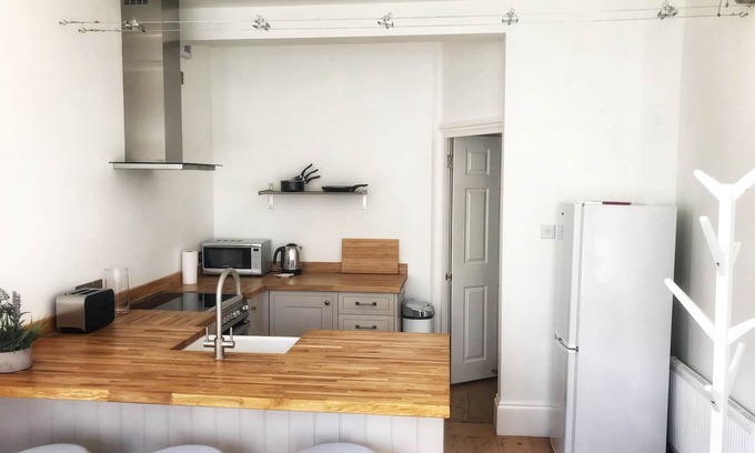 Worthing Apartment | Charming 2 br apartment next to worthing station, close to town and seafront