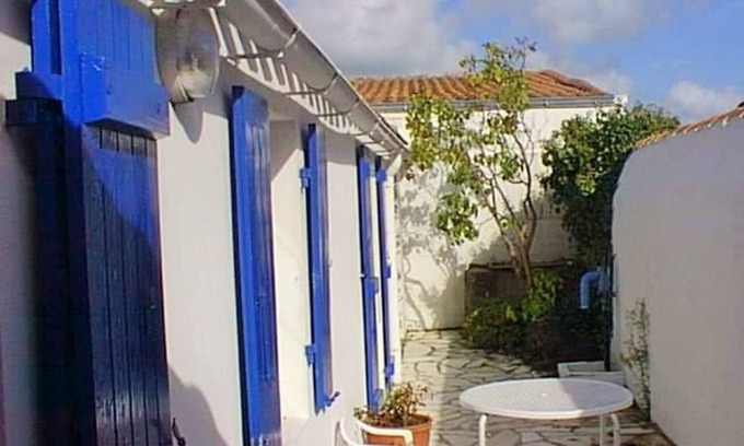 Noirmoutier-en-l'Ile House | Charming 2-Bed House near Shops and Beach in Noirmoutier, Basic Comfort, Close to Port