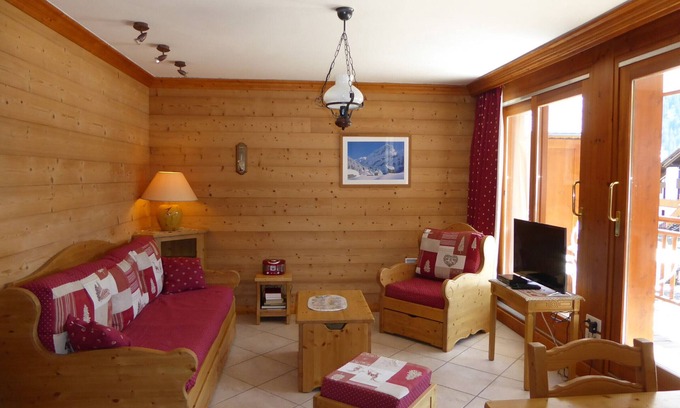 Pralognan-la-Vanoise Apartment | Charming 2-Bedroom Apartment with Large South Balcony, Parking, and Ski Storage