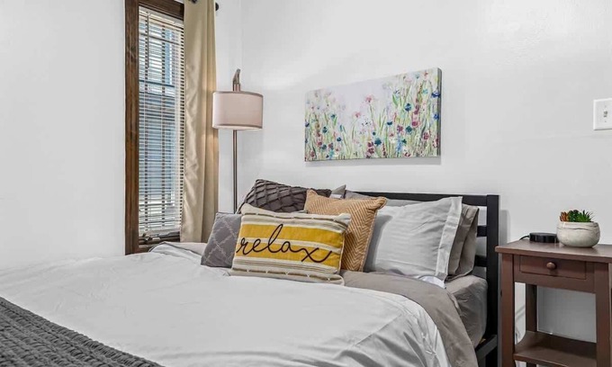 Royal Oak Apartment | Charming 2BR Flat | Walk to Downtown Royal Oak