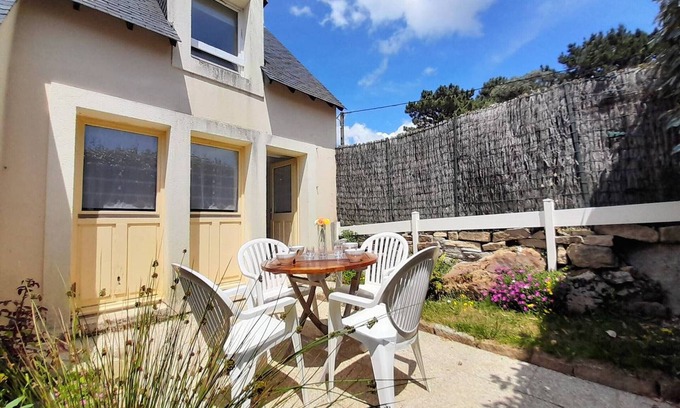 La Trinite-sur-Mer Villa | Charming 2BR Villa in La Trinité/Mer, 800m from Beach, WiFi, Terrace, Close to Port