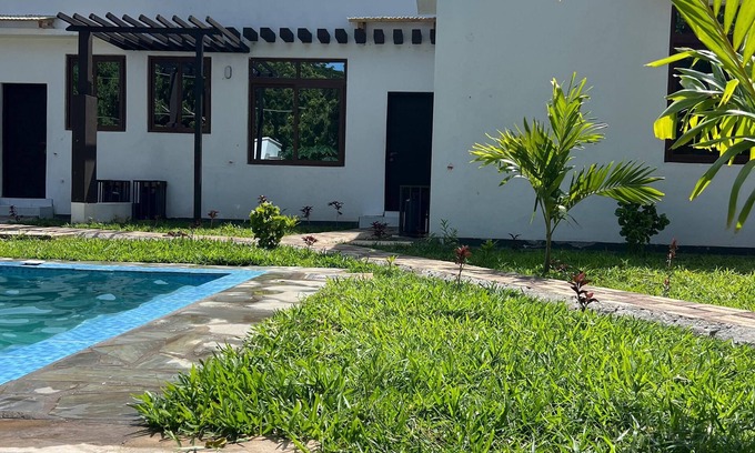 Gede House | Charming 2BR Getaway, Fast Wi-Fi, Free Parking & Near the Shore