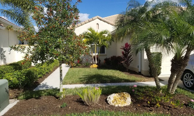 Nokomis House | Charming 2BR house & garage in the Venetian Golf & River Club in North Venice FL