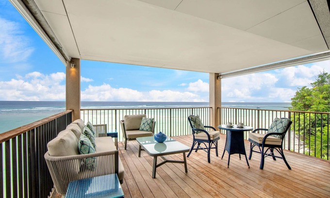 Worthing Condo | Charming 3 - Bed Condo in Christ Church