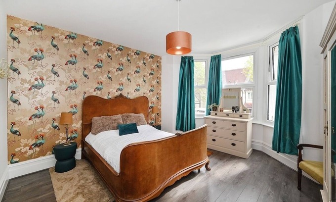 Croham Apartment | Charming 3 bed, garden, parking, Gatwick easy access