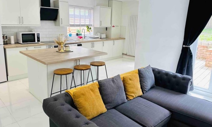 Woodthorpe House | Charming 3-Bed Home Minutes From City Centre