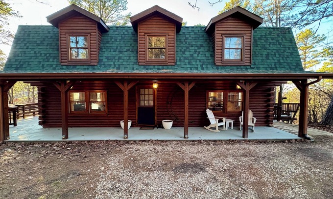 Eureka Springs Cabin | Charming 3-bedroom cabin with King Beds with Hot Tub in tranquil Eureka Springs