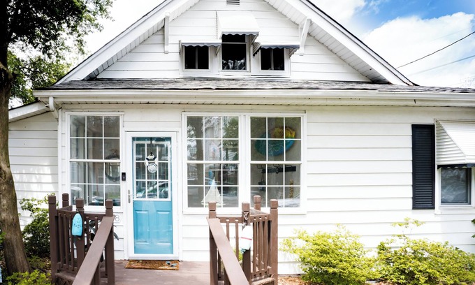 Northwest Cottage | Charming 3-bedroom vintage beach cottage 5 minute walk to the Chesapeake Bay!