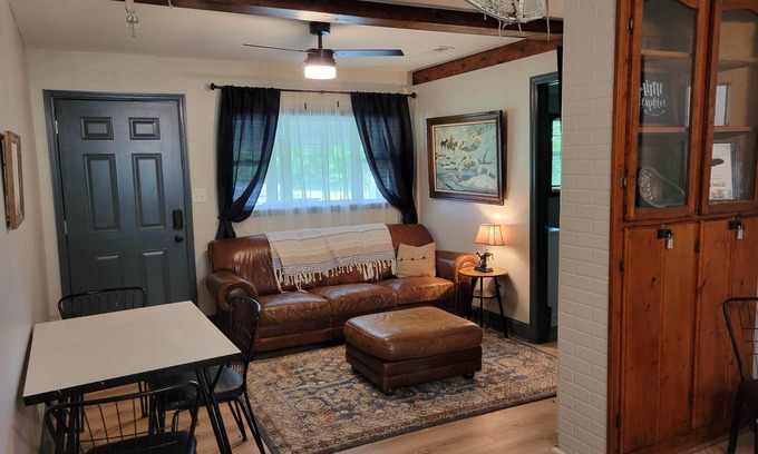 Laceys Spring House | Charming 3-bedroom house with WiFi and AC in Laceys Spring