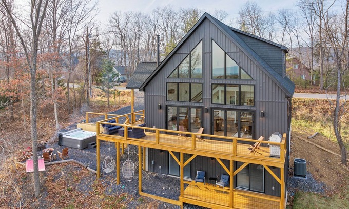 Mount Jackson Cabin | Charming 3-bedroom cabin with year-round views, hot tub, game room and more.