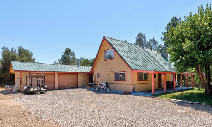 Oakhurst Cabin | Charming 3-bedroom cabin 30 mins from Yosemite, hot tub, fire pit and swing set!