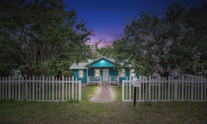 Ocala Cottage | Charming 3-bedroom Cottage with AC and WiFi Near Historic Downtown Square Ocala