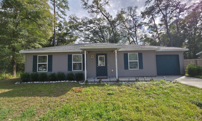 Fellowship House | Charming 3-bedroom estate in wonderful Ocala with WiFi, AC, TV, and Work space.
