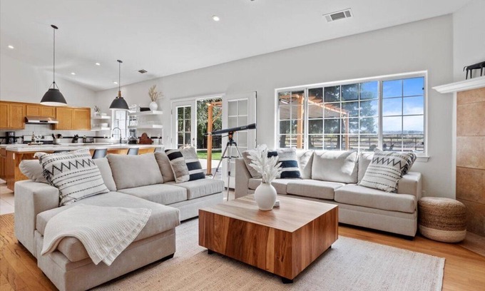 Los Alamos House | Charming 3-bedroom house in marvelous Los Alamos with WiFi, fitness room