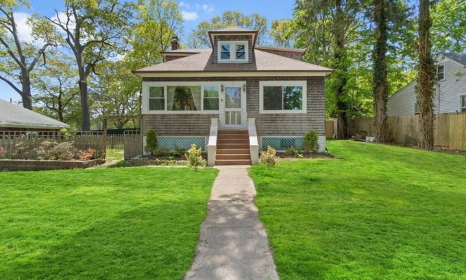 Ronkonkoma House | Charming 3-bedroom house with WiFi and AC in Ronkonkoma, Lake views.