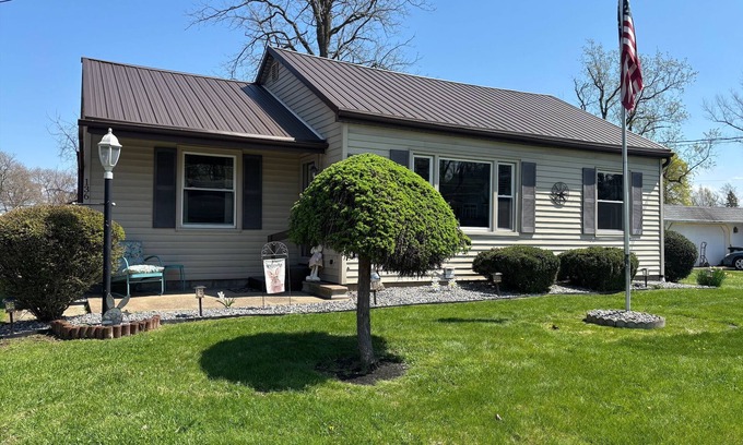 Ashtabula House | Charming 3-bedroom house steps from Lake Shore Park in Ashtabula with WiFi, AC
